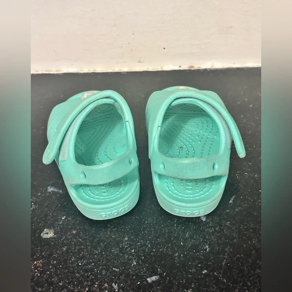 Crocs Girls Classic Star Charm Sandals (Light Green)